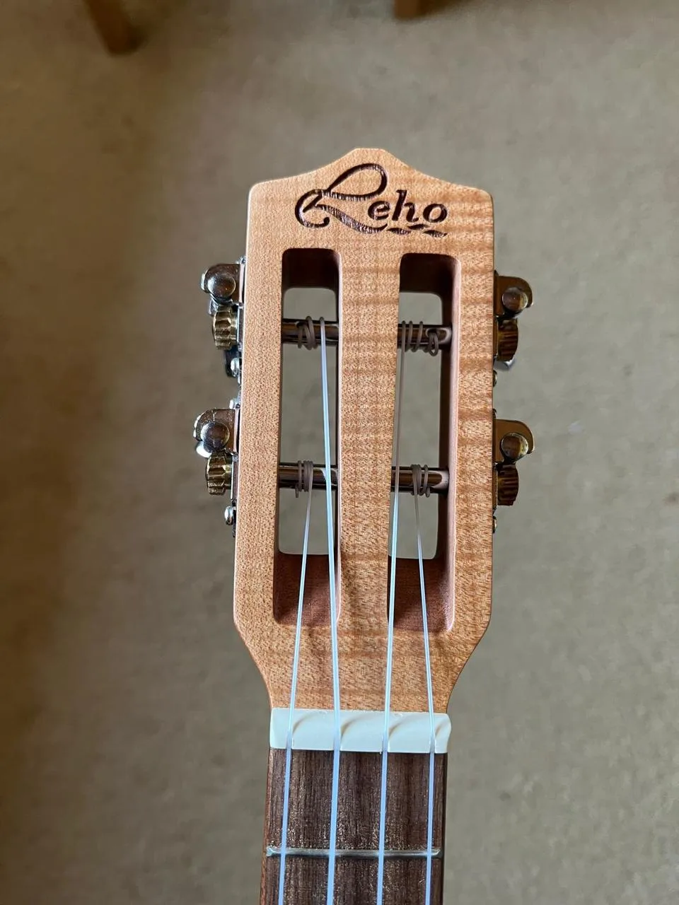elektroakustické koncertní ukulele Leho