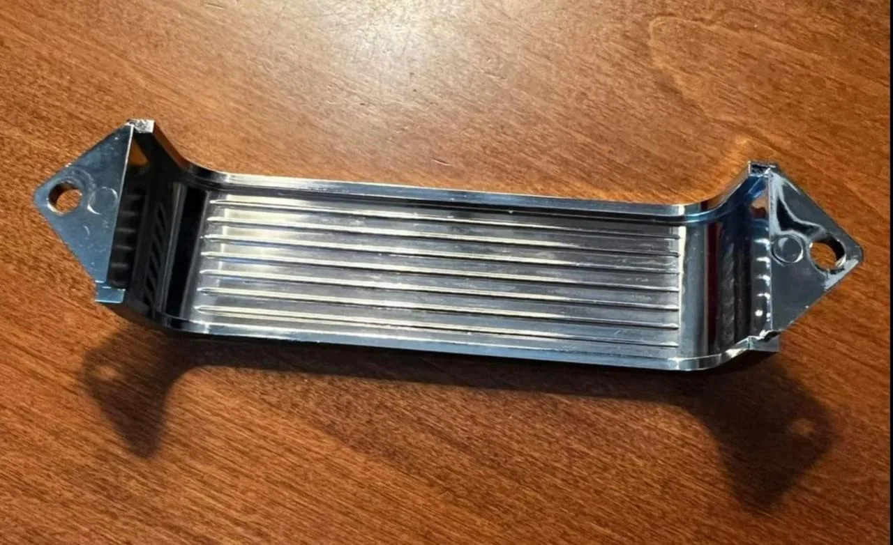 Kryt snímače Rickenbacker a kryt struníku Fender Precision