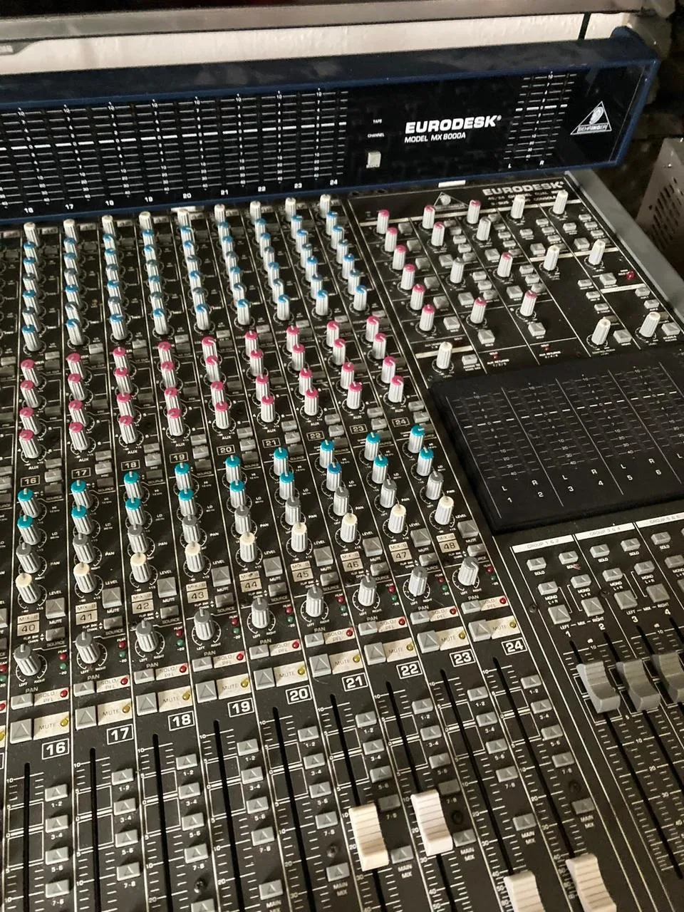 Predám mix Behringer Eurodesk MX8000A