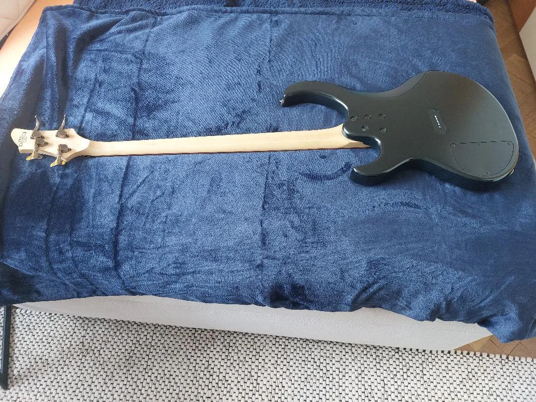 IBANEZ BTB 200  ve výborném stavu s pouzdrem.