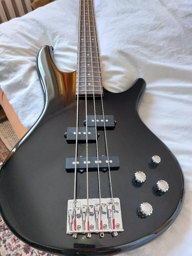IBANEZ GSR200  (aktivní) ve velmi solidním stavu.