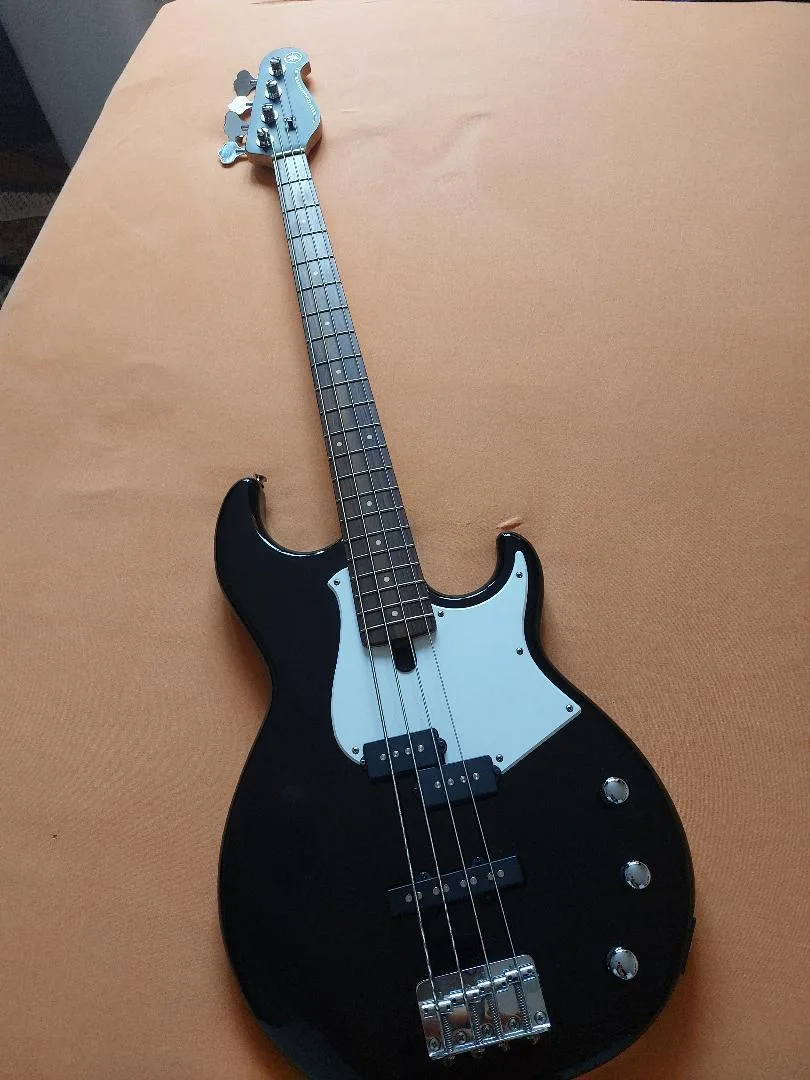 Baskytara YAMAHA 234 - 4- strunná.