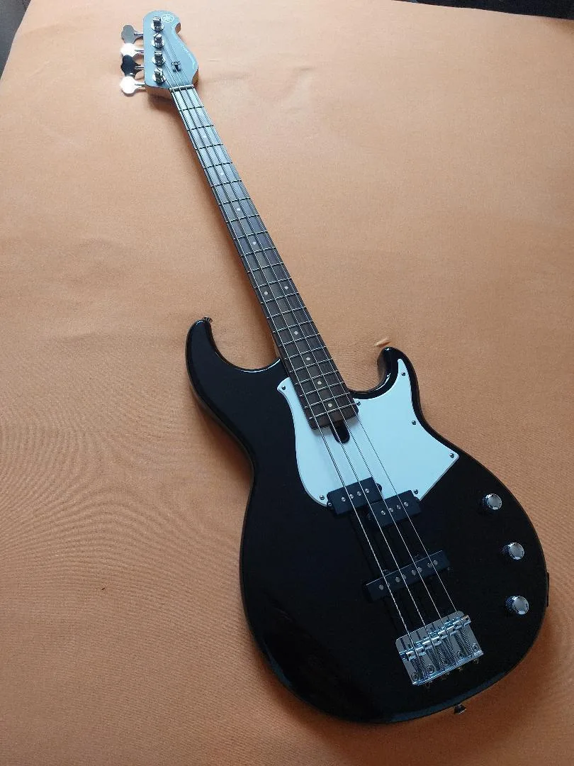 Baskytara YAMAHA 234 - 4- strunná.