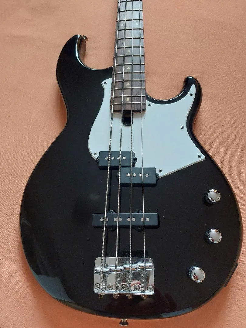 Baskytara YAMAHA 234 - 4- strunná.