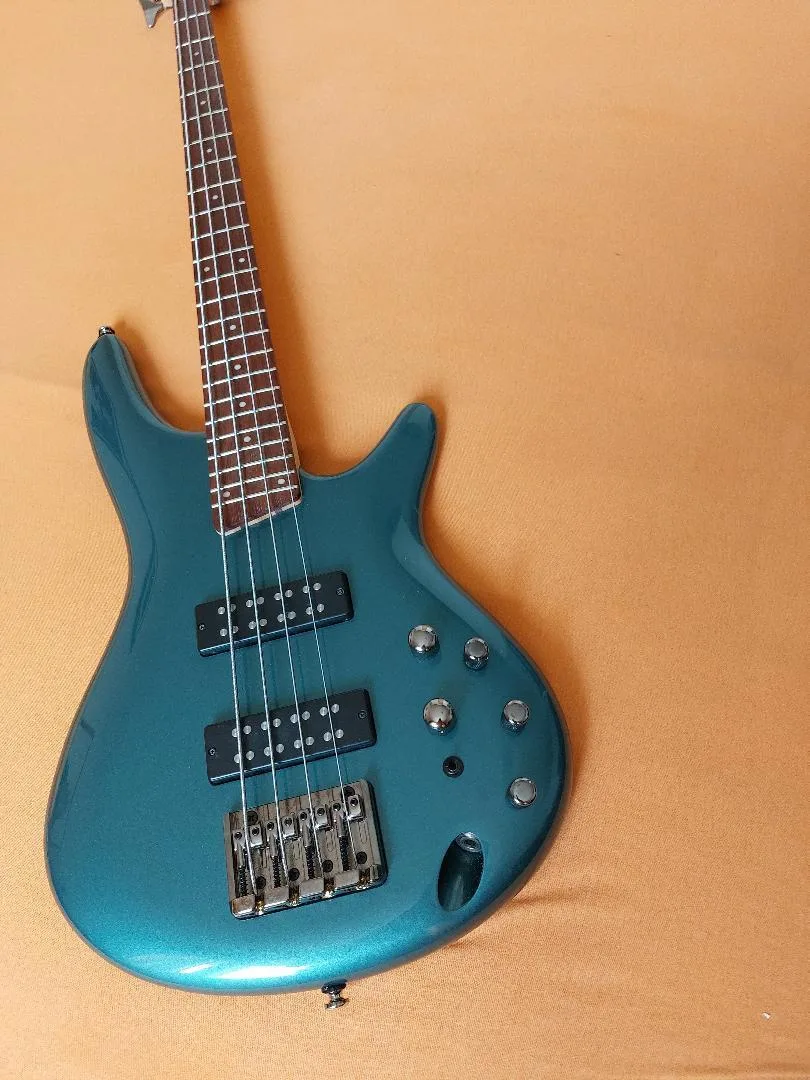 Baskytara IBANEZ SDGR 300E.