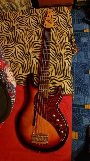 Baskytara LINE 6 variax bass 705