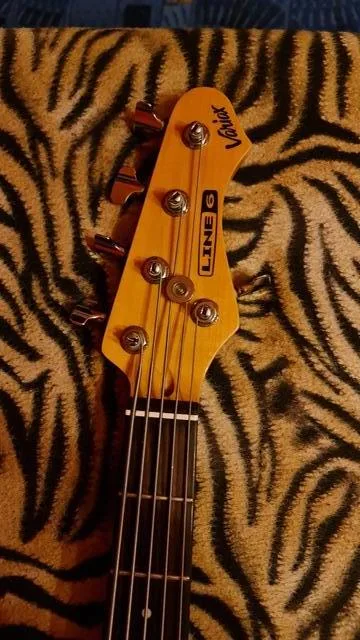 Baskytara LINE 6 variax bass 705