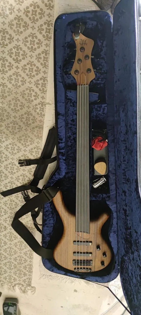 Mayones BE5 fretless