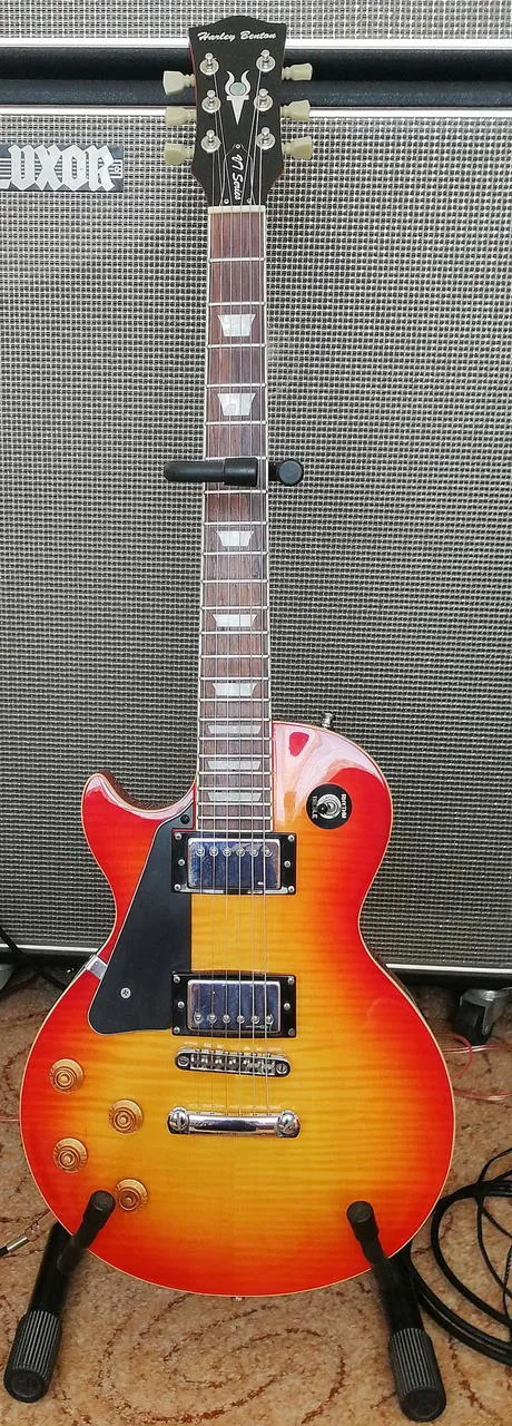 KRÁSNY HARLEY BENTON LP LH