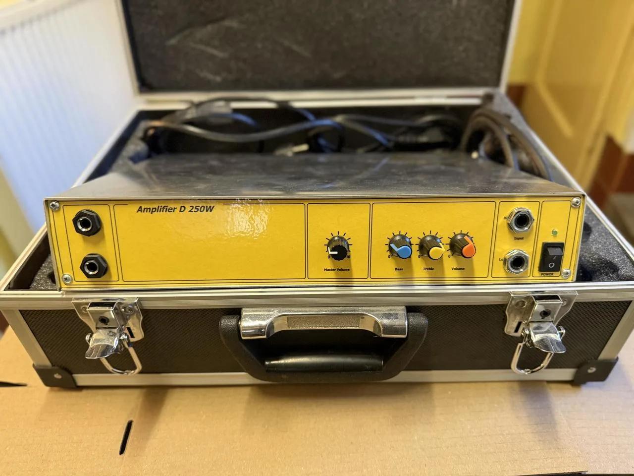 přenosný zesilovač s nápisem "Amplifier D 250W