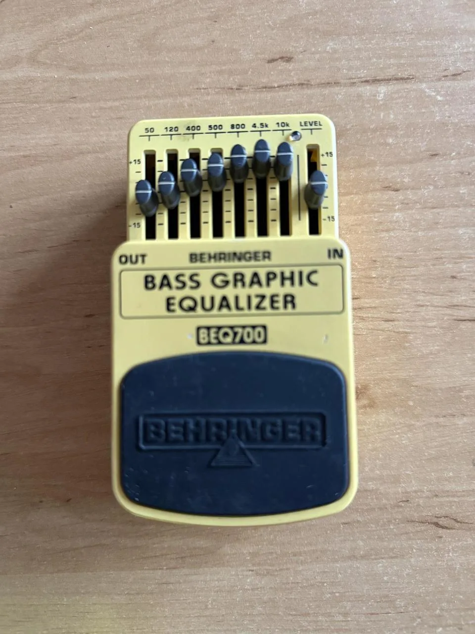 basový grafický ekvalizér Behringer BEQ700