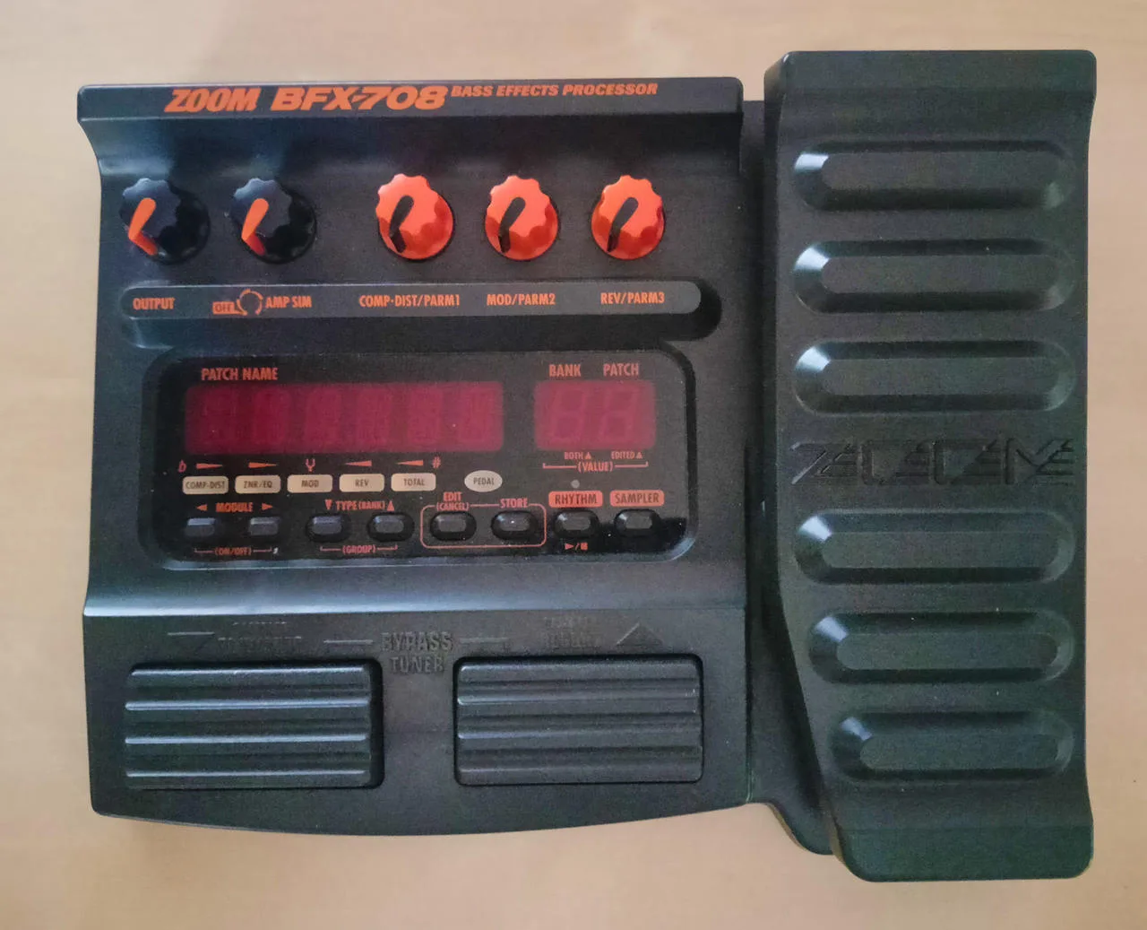 Baskytarový multiefekt Zoom BFX-708