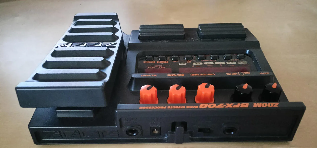 Baskytarový multiefekt Zoom BFX-708