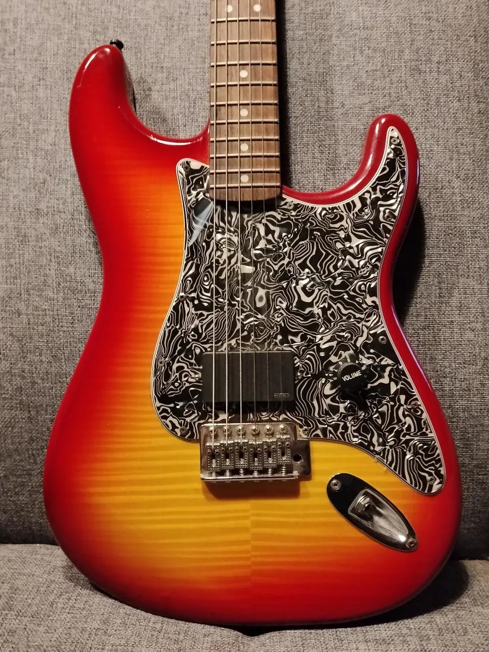 Squier Vintage Modified Strat Cherry Sunburs