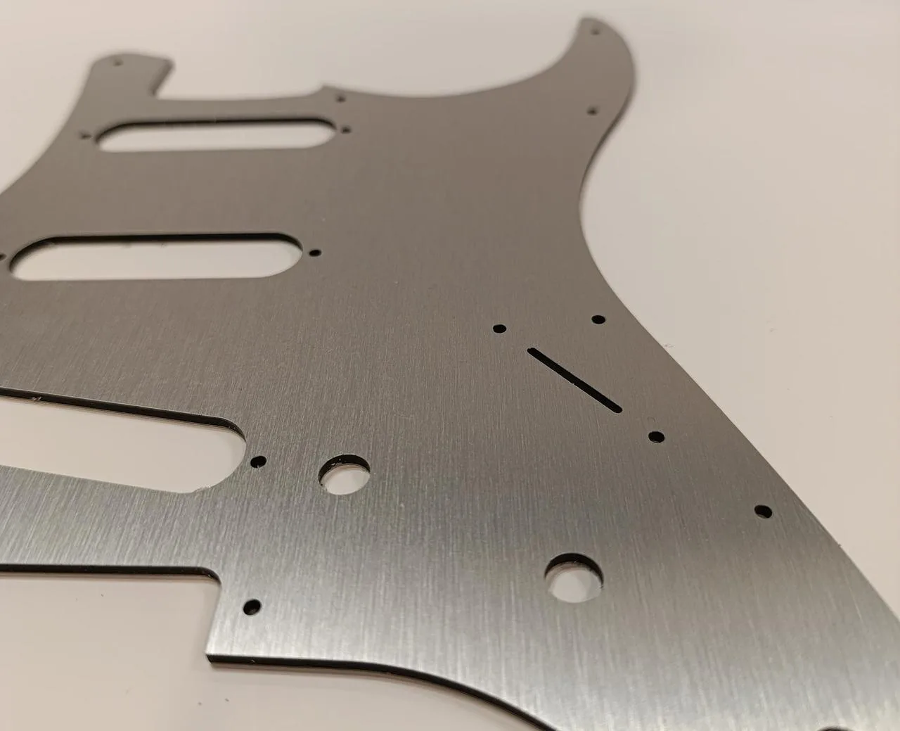 Pickguard pre STRATOCASTER brúsený hliník