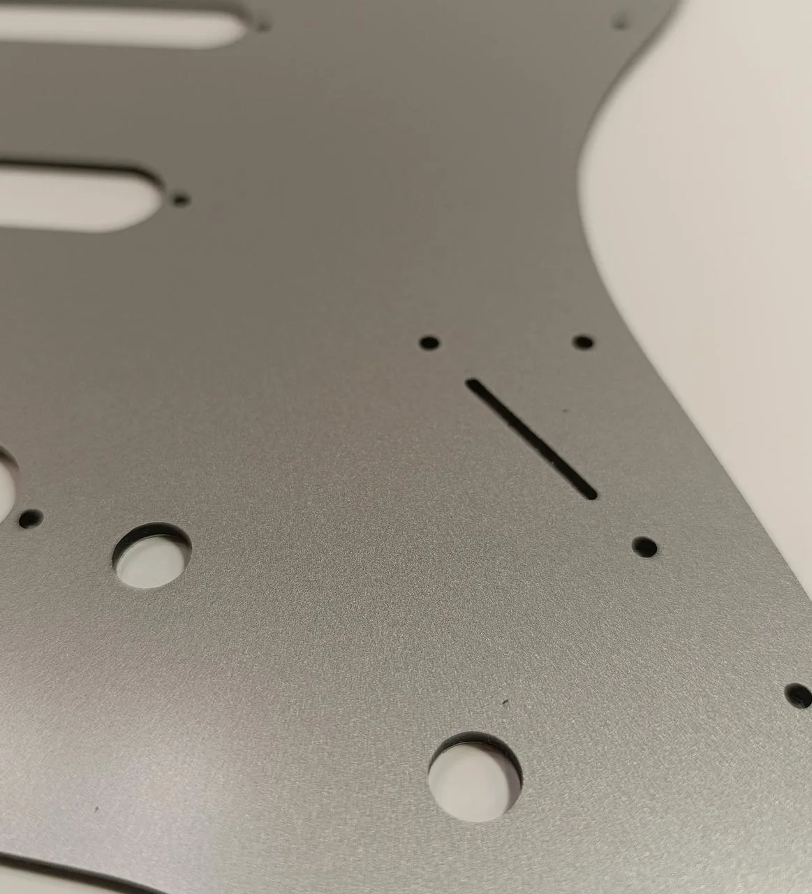 Pickguard pre STRATOCASTER sivý hliník