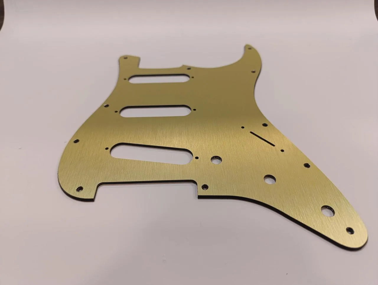 Pickguard Stratocaster brúseny hliník zlatý