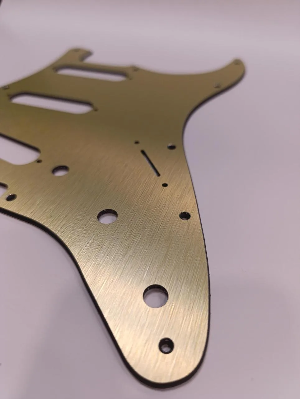Pickguard Stratocaster brúseny hliník zlatý