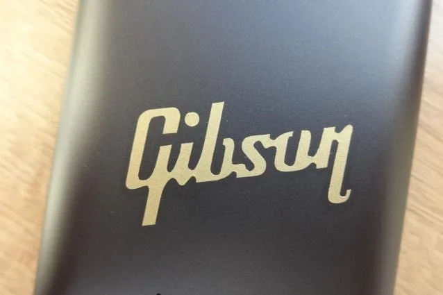 Samolepící nápisy a znaky Gibson (zlatá a stříbrná matná)