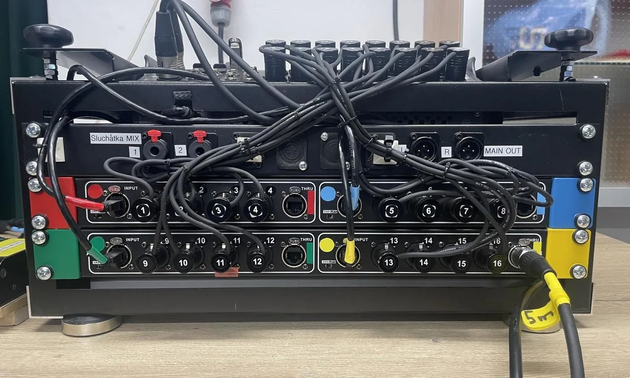 Allen & Heath CQ-18T + CAT5 splitter + kabeláž a transport